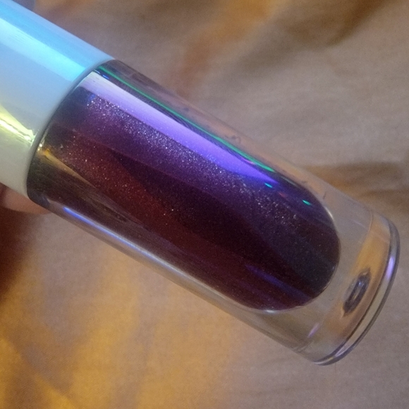 NEW Kikiz Cosmeticz Winter Frosted Lip Gloss KISSED - Picture 2 of 3
